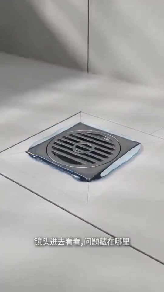 AI 生成的工程视频画面：瓷砖地面上的地漏特写，字幕“镜头进去看看，问题藏在哪里”